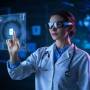 medica-gafas-inteligentes-tocando-pantalla-virtual.jpg
